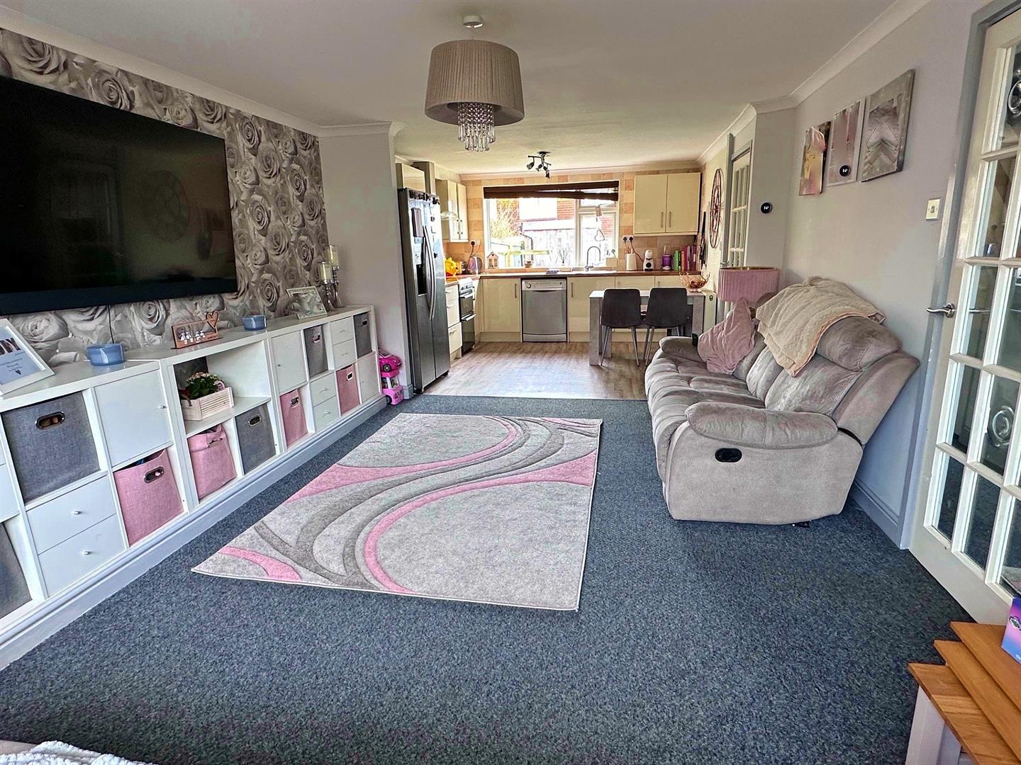 3 Bedroom House - End Terrace. Faversham Road in Eastbourne, East Sussex 8